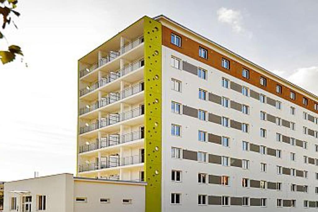 Moderny Apartman S Parkovanim Братислава Екстериор снимка