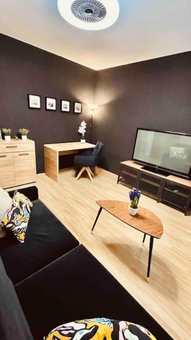Moderny Apartman S Parkovanim Братислава Екстериор снимка