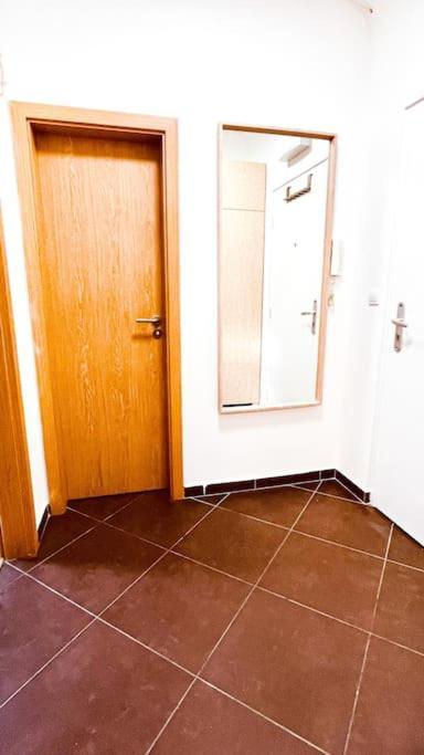 Moderny Apartman S Parkovanim Братислава Екстериор снимка