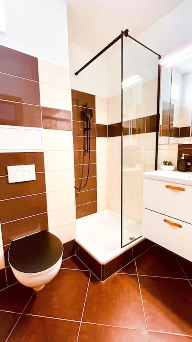 Moderny Apartman S Parkovanim Братислава Екстериор снимка