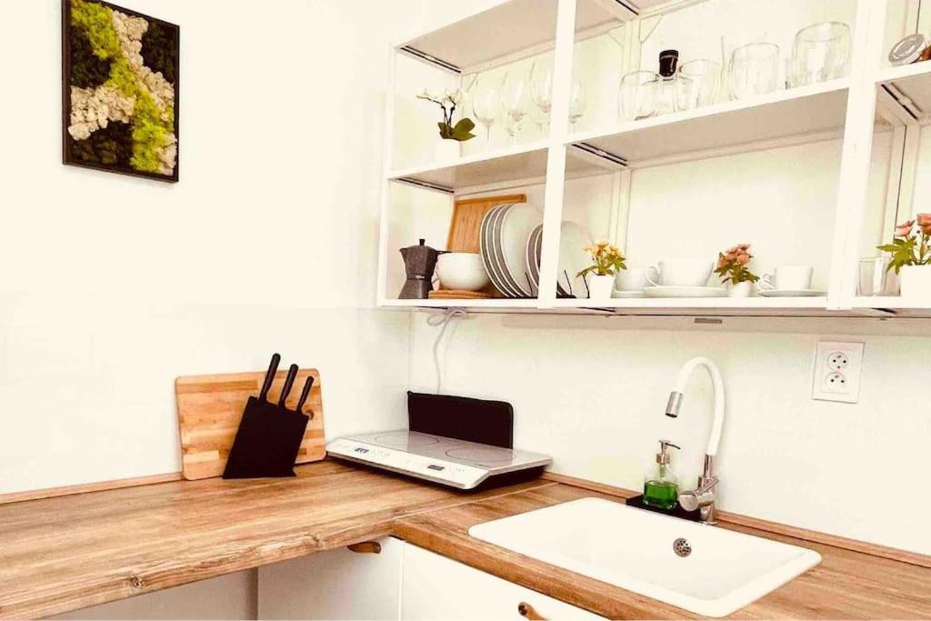 Moderny Apartman S Parkovanim Братислава Екстериор снимка