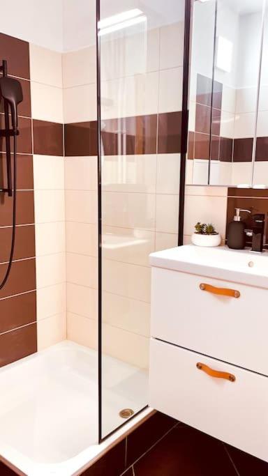 Moderny Apartman S Parkovanim Братислава Екстериор снимка